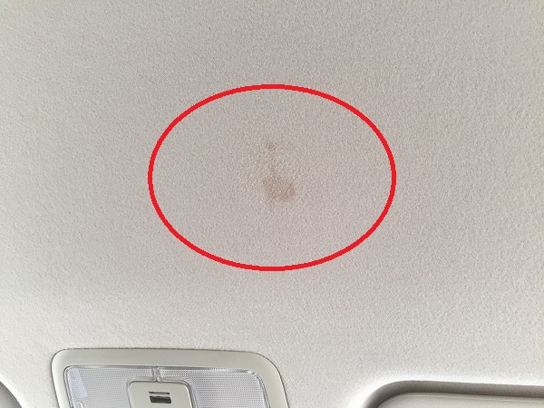 車の天井に付いたアイスクリームのシミはとれるのか検証